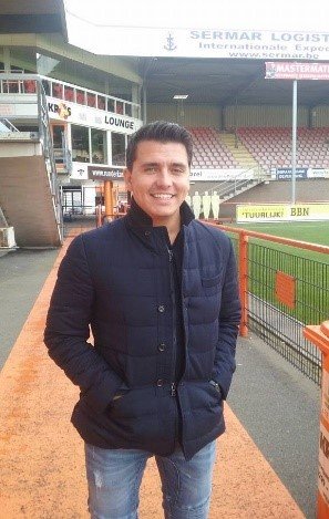 Jan Smit op bezoek tijdens de montage bij FC Volendam